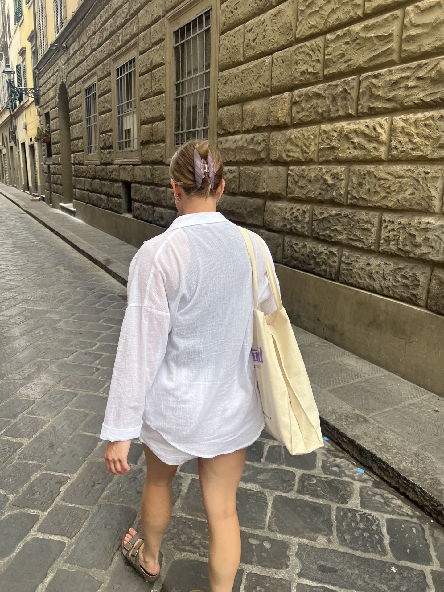 Kvinde i hvid oversized skjorte af hør