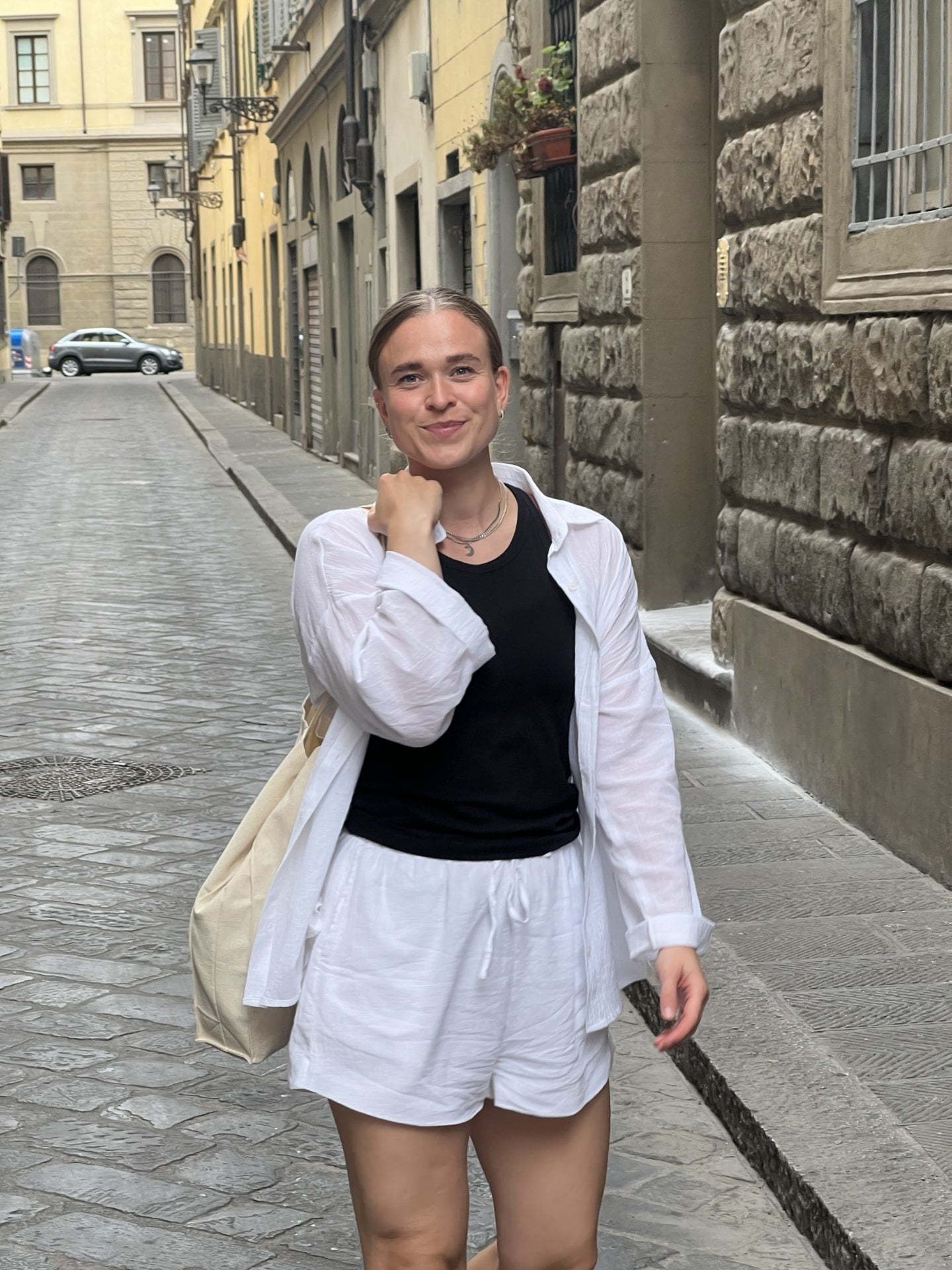 Kvinde i åben hvid oversized skjorte i hør