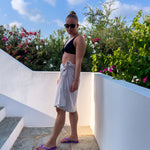Kvinde i hørsarong udover bikini