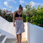 Stor beige sarong i hør til styling udover bikini. Let og blød følelse - god til sommer og varme.