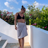 Stor beige sarong i hør til styling udover bikini. Let og blød følelse - god til sommer og varme.