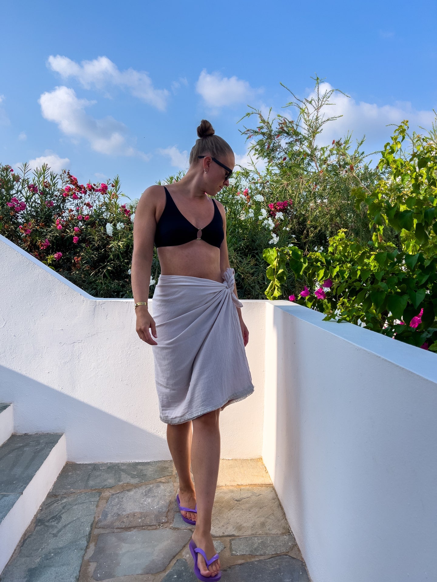 Stor beige sarong i hør til styling udover bikini. Let og blød følelse - god til sommer og varme.