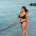 Flot og støttende sort bikini overdel til kvinder med former