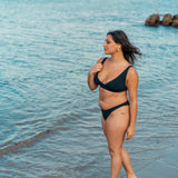 Flot og støttende sort bikini overdel til kvinder med former