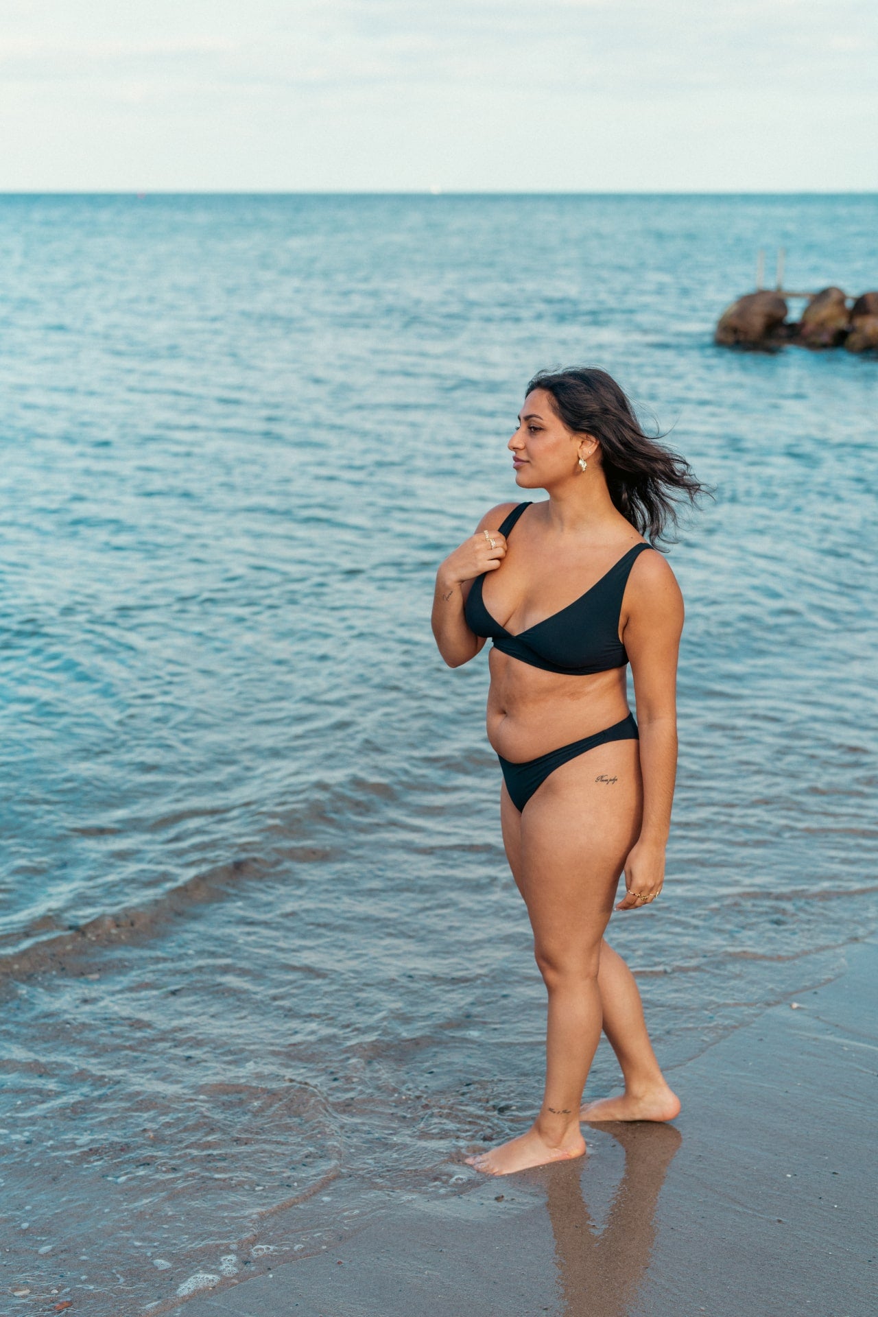 Flot og støttende sort bikini overdel til kvinder med former