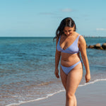 Smuk kvinde med former i cheeky lilla bikini