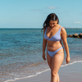 Smuk kvinde med former i cheeky lilla bikini