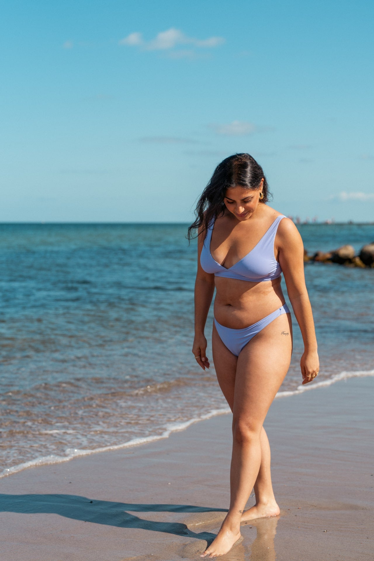 Smuk kvinde med former i cheeky lilla bikini