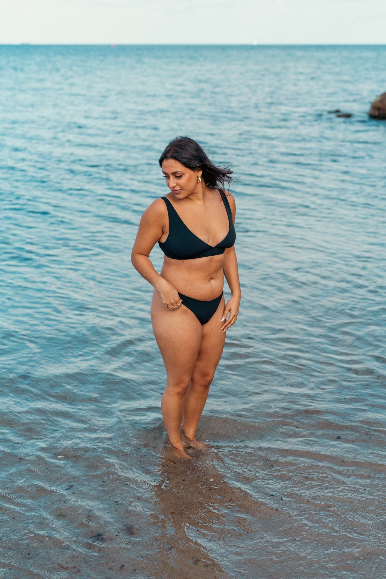 Behagelig sort bikini underdel til kvinder uanset kropsform