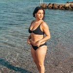 Smuk trekantsbikini i sort med ringdetalje til kvinder