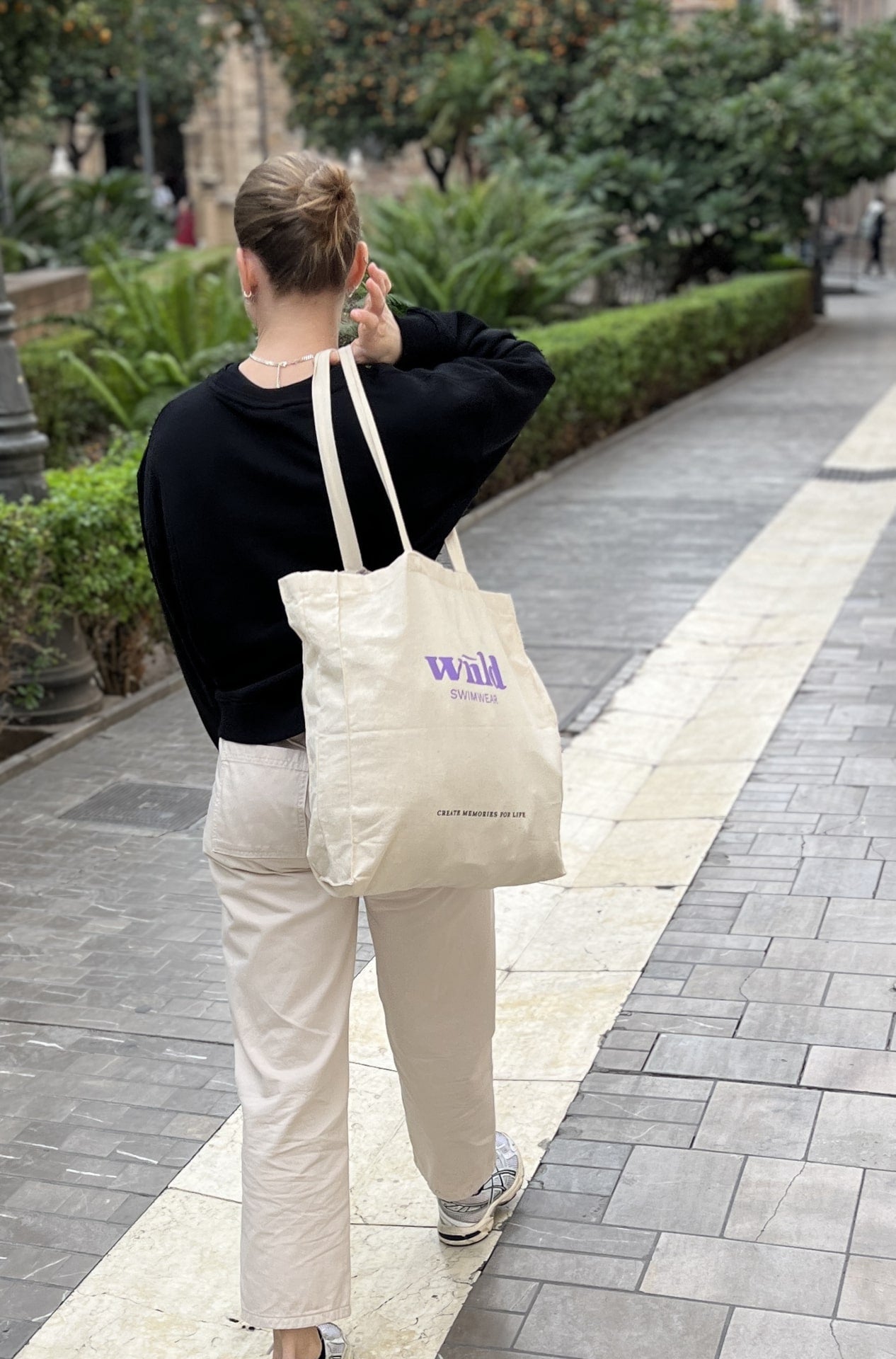 Kvinde med stor beige strandtaske